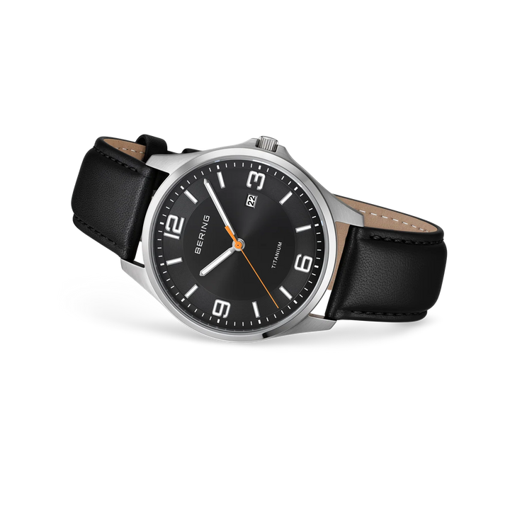 BERING Titanium Herrenuhr 16040-402 – Silber Gebürstet Schwarzes Zifferblatt Saphirglas