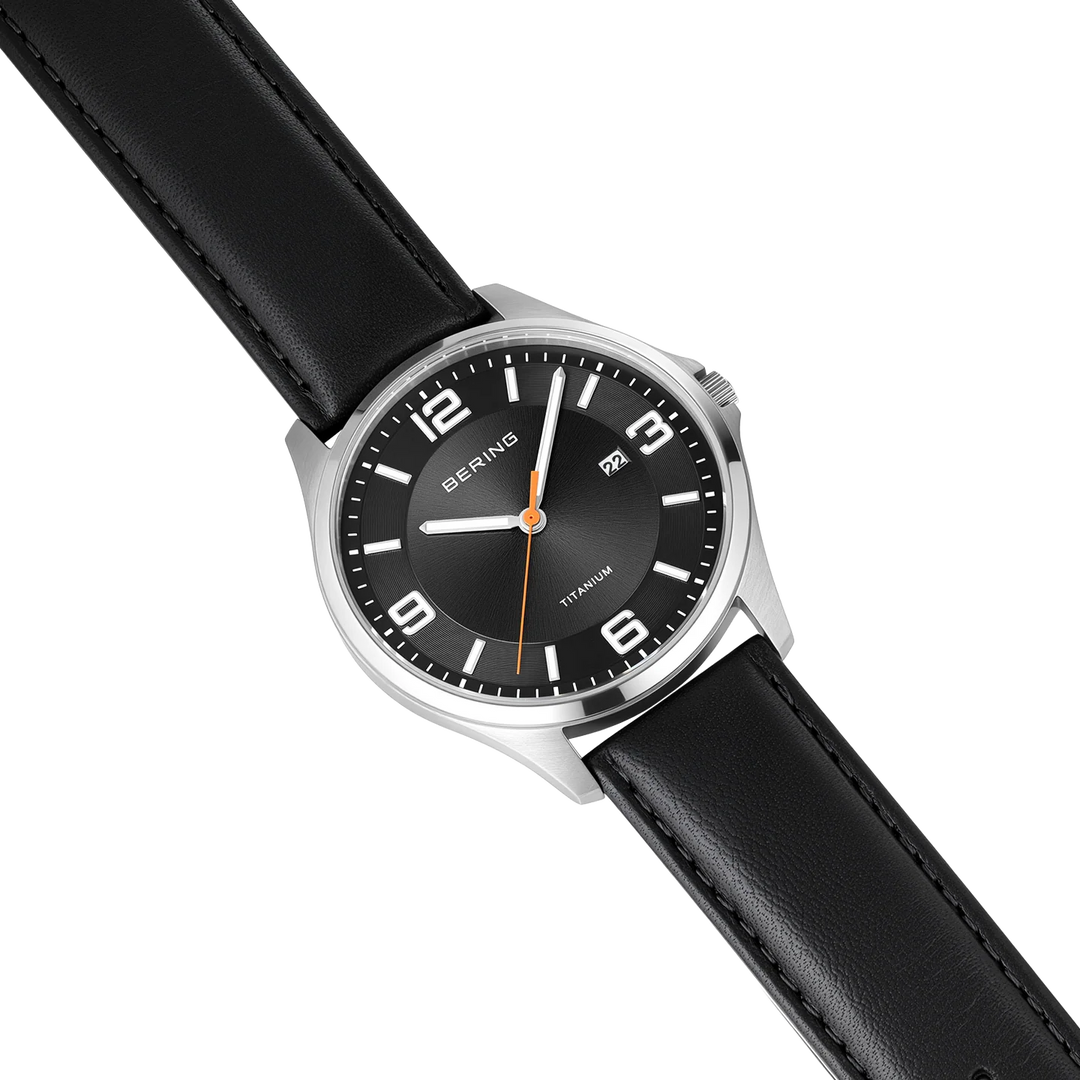 BERING Titanium Herrenuhr 16040-402 – Silber Gebürstet Schwarzes Zifferblatt Saphirglas