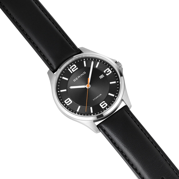 BERING Titanium Herrenuhr 16040-402 – Silber Gebürstet Schwarzes Zifferblatt Saphirglas
